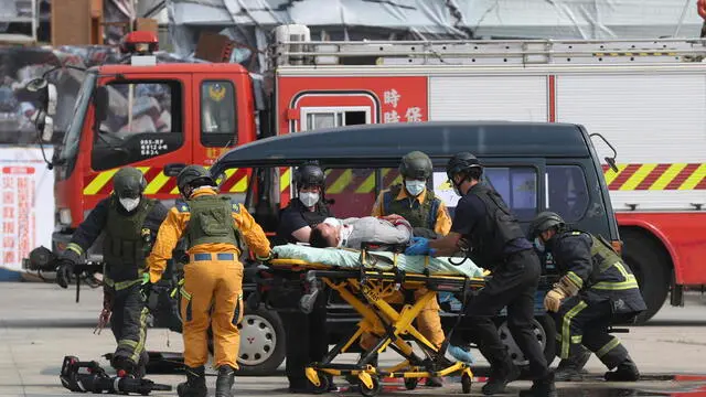 epa10570528 Taiwanese rescuers help a mock victim during a Min-An Drill, or Emergency response drill, in Taichung city, Taiwan, 13 April 2023. As tension between China and Taiwan intensifies, the drill aims at preparing civil servants on how to react in the event of an attack to the island nation. EPA/RITCHIE B. TONGO