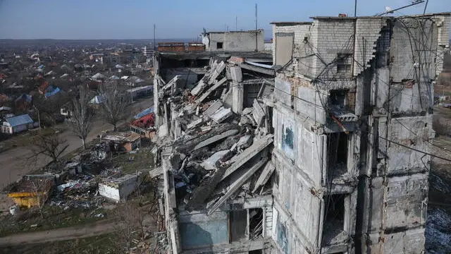 epa11891243 Damaged buildings in Orikhiv, Zaporizhzhia region, Eastern Ukraine, 12 February 2025. The city, located about 10 kilometers from the frontline, is shelled on a daily basis with guided aerial bombs and FPV drone hunts, according to the Southern Defense Forces spokesperson. Less than 1,500 people currently live in Orikhiv, compared to its original population of 15,000 before Russia launched its full-scale invasion of Ukraine in 2022. EPA/OLEG MOVCHANIUK