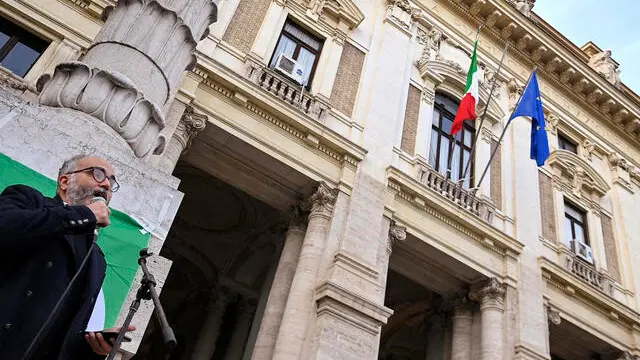 Christian Raimo durante la manifestazione contro i tagli all istruzione organizzata da Alleanza Verdi e Sinistra con docenti, studenti, genitori, sindacati e associazioni studentesche davanti al Ministero dell Istruzione a Roma, 7 dicembre 2024. ANSA/RICCARDO ANTIMIANI