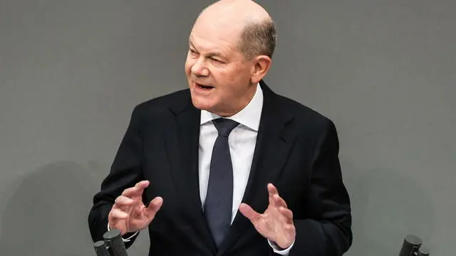 epa11887478 German Chancellor Olaf Scholz delivers a speech at the meeting of the German Bundestag in Berlin, Germany, 11 February 2025. EPA/FILIP SINGER