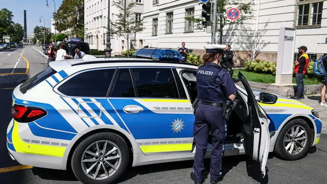 epa11586484 Police officers secure the area after a shooting near the NS Documentation Center for the History of National Socialism building in Munich, Germany, 05 September 2024. German police officers on 05 September shot a man who was firing a firearm near the Israeli Consulate General and the Nazi Documentation Center in Munich. According to the police, there is no evidence of any other suspects. EPA/ANNA SZILAGYI