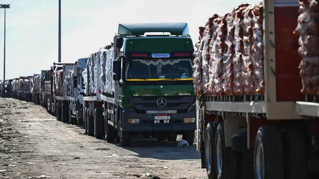 epa11868045 Trucks of humanitarian aid bound for the Gaza Strip wait to cross to the Rafah border crossing between the Gaza Strip and Egypt, 01 February 2025, after the announcement of a ceasefire agreement between Israel and Hamas. The convoy is part of the humanitarian aid entering the Gaza Strip since the ceasefire between Israel and Hamas came into effect on 19 January 2025. EPA/MOHAMED HOSSAM