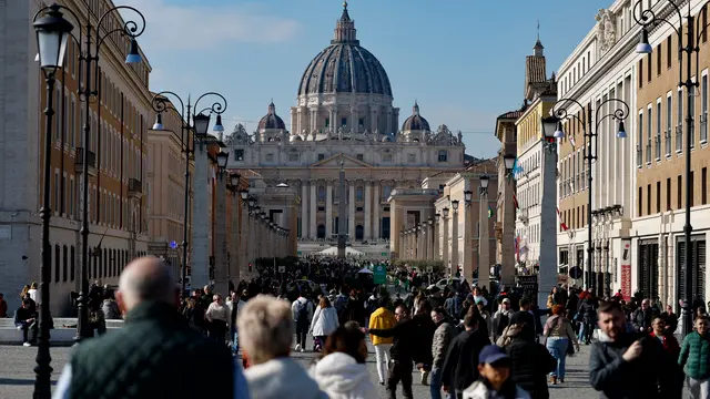 Pilgrims and tourists in the new pedestrian area, built for the Jubilee 2025, of Piazza Pia and Via della Conciliazione near St. Peter's Basilica, Rome 4 February 2025. ANSA/FABIO FRUSTACI