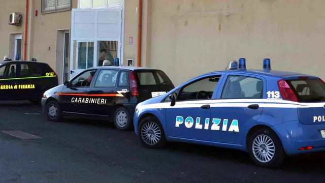 La squadra mobile di Ragusa, i Carabinieri di Modica e la Guardia di Finanza di Pozzallo hanno arrestato 14 tunisini accusati di aver creato disordini ieri nel centro di accoglienza a Pozzallo (Rg). Gli indagati che sono accusati di resistenza e violenza verso le forze dell'ordine erano sbarcati alcune settimane fa a Lamepdusa. ANSA/POLIZIA DI STATO