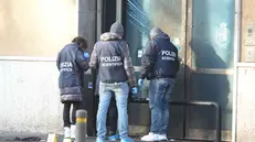 Agenti della Scientifica al lavoro dopo l'attentato alla Polgai - © www.giornaledibrescia.it