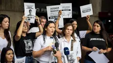 epa11889208 Relatives of 'political prisoners' take part in a demonstration at the entrance of the Ombudsman's Office building in Caracas, Venezuela, 11 February 2025. Relatives of those considered 'political prisoners' in Venezuela protest in front of the Ombudsman's Office to demand that these detainees be allowed to visit prisons. EPA/MIGUEL GUTIERREZ