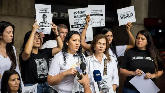 epa11889208 Relatives of 'political prisoners' take part in a demonstration at the entrance of the Ombudsman's Office building in Caracas, Venezuela, 11 February 2025. Relatives of those considered 'political prisoners' in Venezuela protest in front of the Ombudsman's Office to demand that these detainees be allowed to visit prisons. EPA/MIGUEL GUTIERREZ