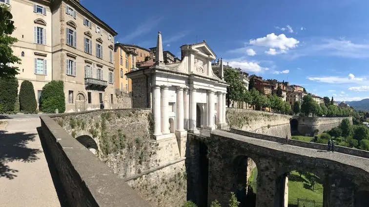 Le mura orobiche. Porta San Giacomo con il leone di San Marco