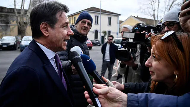 Il presidente del Movimento 5 Stelle, Giuseppe Conte, intervistato dai giornalisti durante la visita alla mostra per gli 80 anni dell’Ansa al Maxxi, Roma, 7 febbraio 2025. ANSA/RICCARDO ANTIMIANI