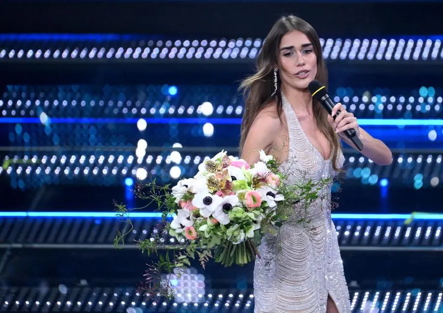 Sanremo 2025, Clara apre la terza serata