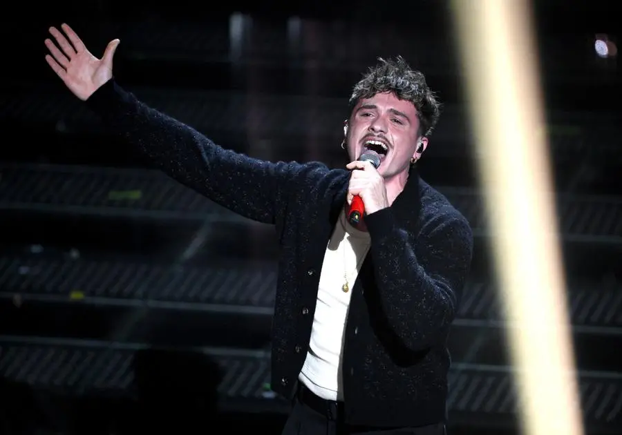 Sanremo 2025, terza serata: l'esibizione di Olly