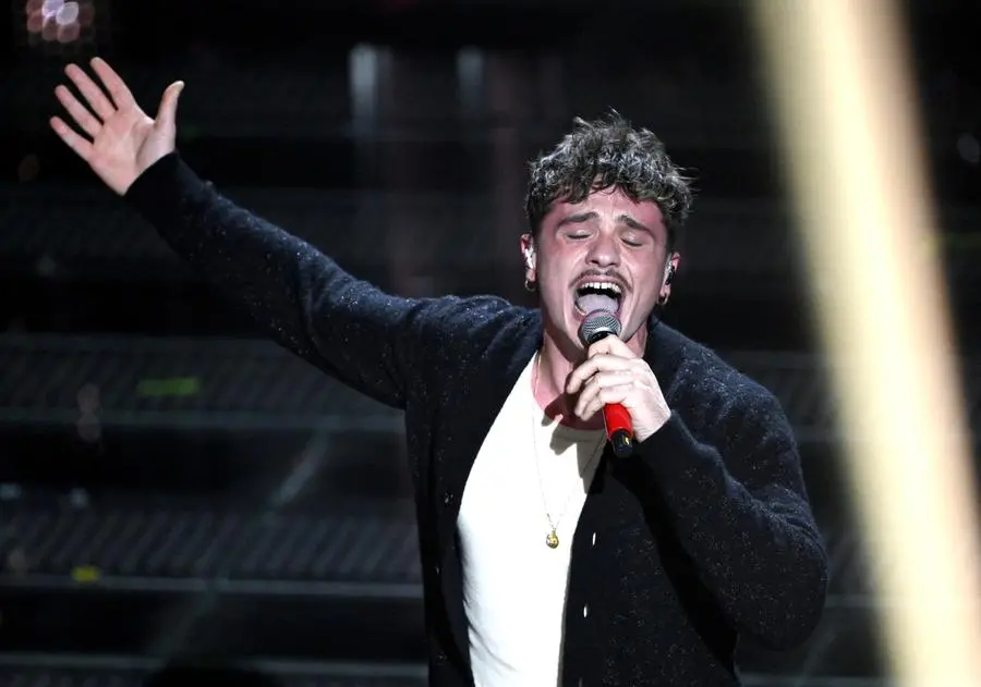 Sanremo 2025, terza serata: l'esibizione di Olly