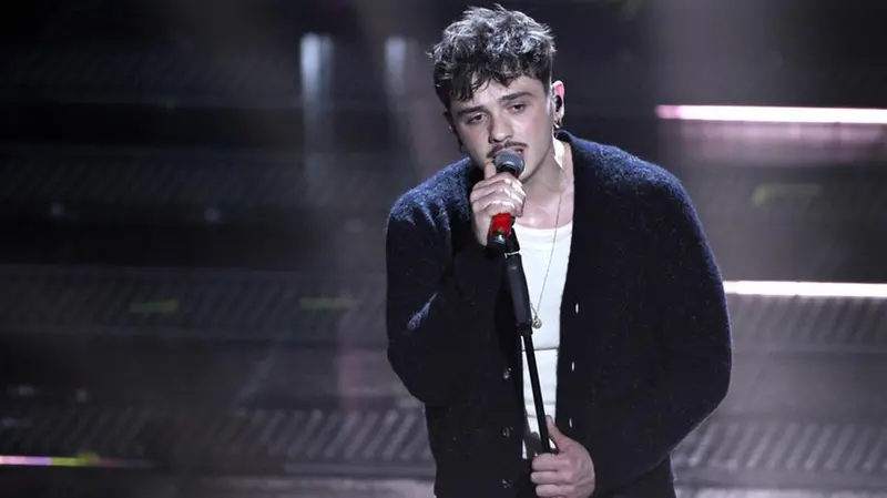 Sanremo 2025, terza serata: l'esibizione di Olly