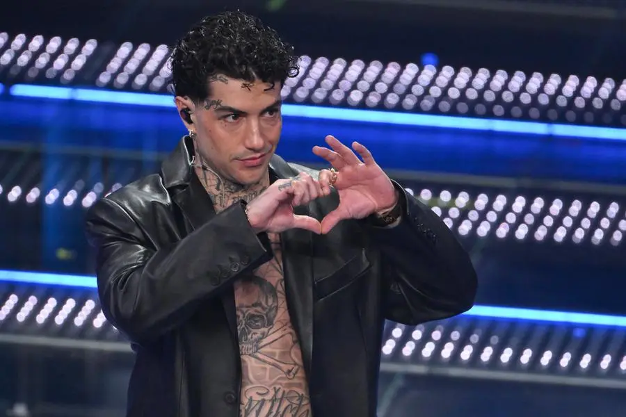 Sanremo 2025, Tony Effe canta «Damme na mano»