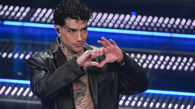 Sanremo 2025, Tony Effe canta «Damme na mano»