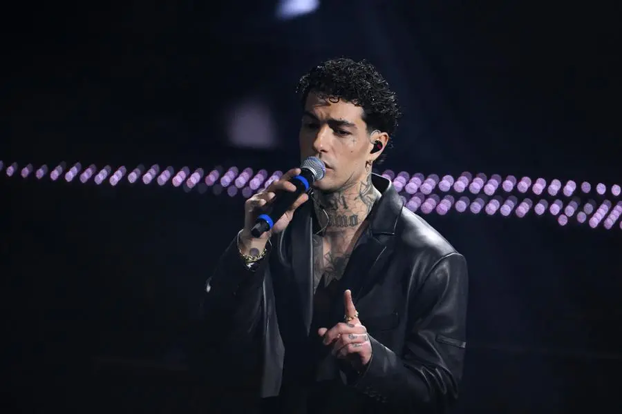 Sanremo 2025, Tony Effe canta «Damme na mano»