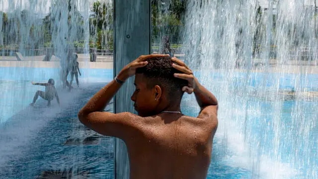 epa11892010 A man bathes in the waterfalls of Madureira Park in Rio de Janeiro, Brazil, 12 February 2025, amid a heatwave, with temperatures near 40Â°C. EPA/Antonio Lacerda