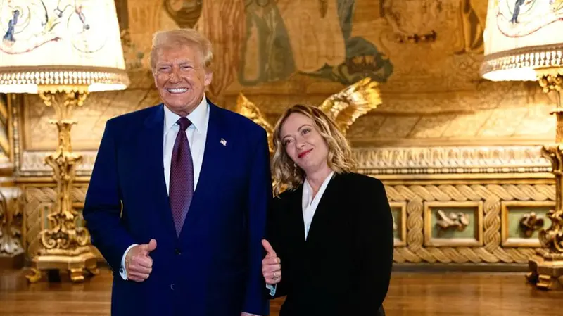 Posizione scomoda. Donald Trump con Giorgia Meloni
