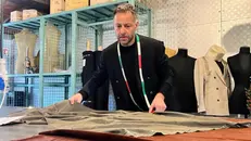 Maurizio Miri al lavoro in sartoria