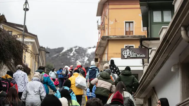 Centinaia di turisti a Roccaraso, con slittini e tutte da sci. Roccaraso, 2 febbraio 2024. ANSA/Emanuele Valeri Z4C