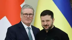 epa11828682 Ukrainian President Volodymyr Zelensky (R) and British Prime Minister Keir Starmer (L) shake hands after a joint press conference following their meeting in Kyiv, Ukraine, 16 January 2025, amid the Russian invasion. During Starmer's visit to Kyiv, Britain and Ukraine will sign a historic partnership to boost cooperation on maritime security, according to the UK government. EPA/SERGEY DOLZHENKO