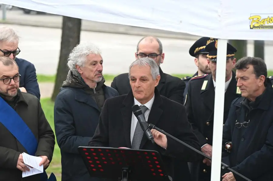 Le cerimonia al monumento del Roverotto per i santi patroni