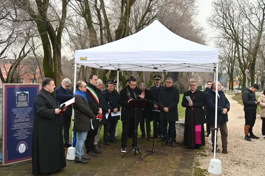 Le cerimonia al monumento del Roverotto per i santi patroni