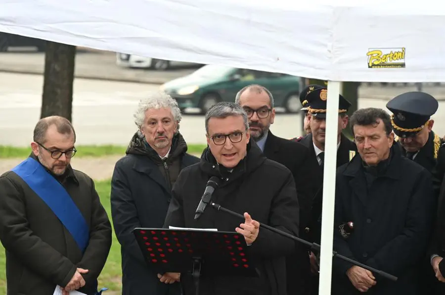 Le cerimonia al monumento del Roverotto per i santi patroni