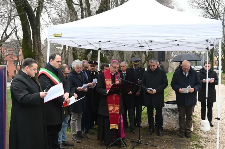 Le cerimonia al monumento del Roverotto per i santi patroni