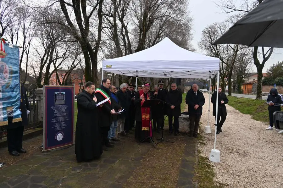 Le cerimonia al monumento del Roverotto per i santi patroni