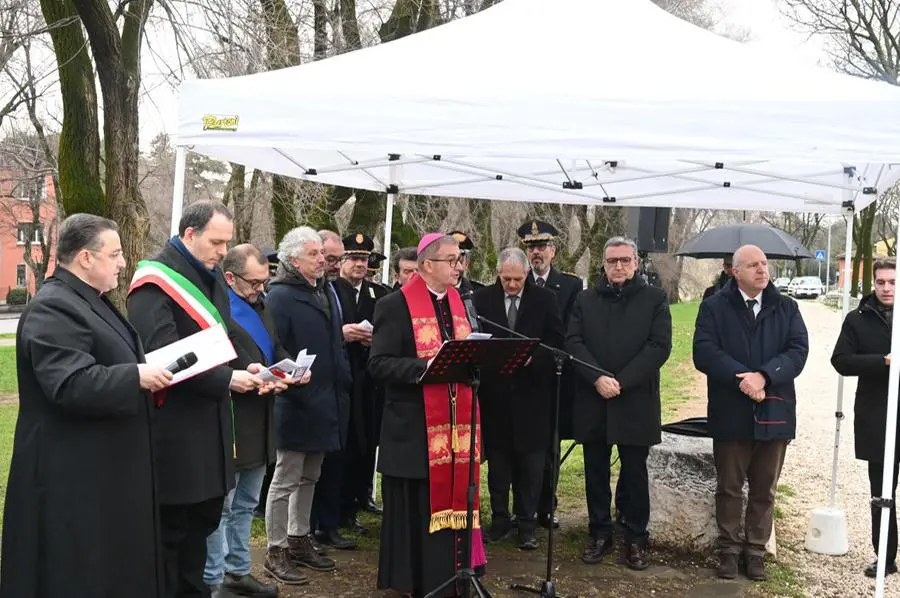 Le cerimonia al monumento del Roverotto per i santi patroni