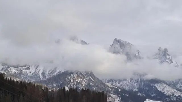 Sciatori sulle piste di Malga Ces a San Martino di Castrozza (Trento), gennaio 2025. ANSA/GABRIELE DE RENZIS