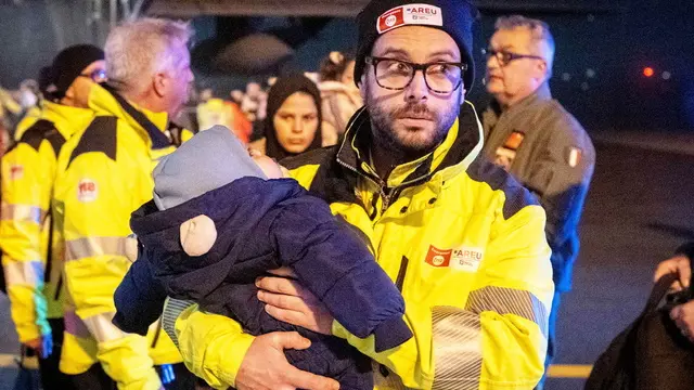 epa11894967 Rescuers and authorities carry children from Gaza in need of care at Linate airport in Milan, Italy, 14 February 2025. Five children from the war zones in Gaza, accompanied by parents and siblings, will be treated in hospitals in Lombardy. EPA/Andrea Fasani