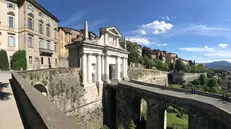 Porta San Giacomo con il leone di San Marco: uno degli accessi a Bergamo Alta