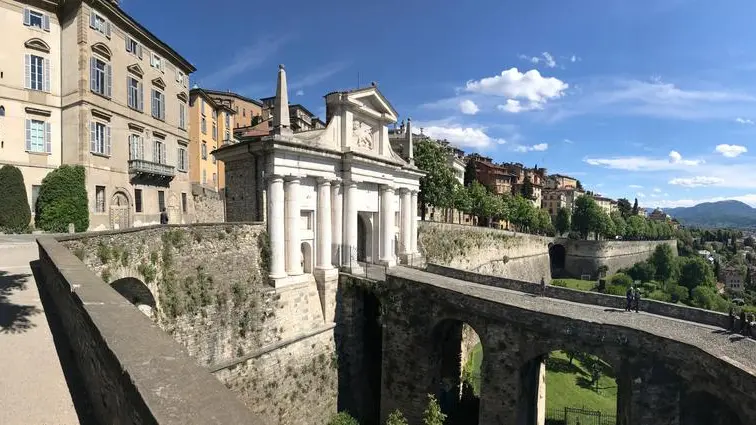 Porta San Giacomo con il leone di San Marco: uno degli accessi a Bergamo Alta