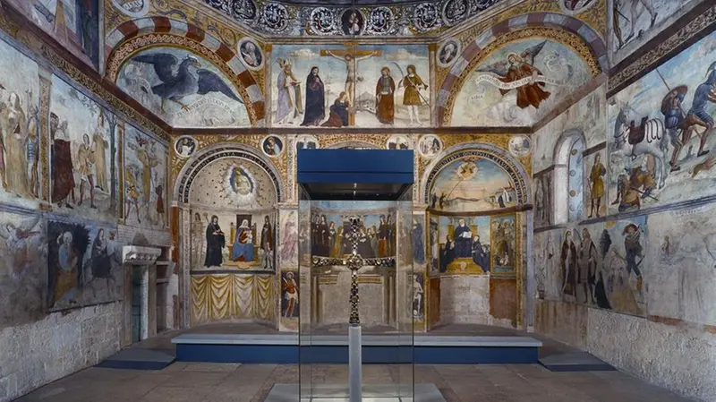 L'interno della chiesa di Santa Maria del Solario, con la teca che contiene la Croce di Desiderio