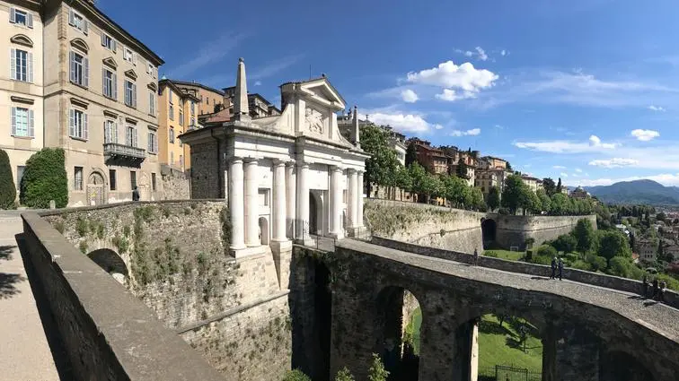 La Porta di San Giacomo con il leone di San Marco: uno degli accessi a Bergamo Alta