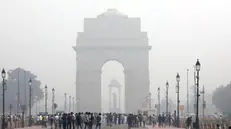 epa11719961 People walk near the India Gate as the city is covered in smog, in New Delhi, India, 14 November 2024. According to the Central Pollution Control Board, the National Capital Region's Air Quality Index (AQI) labels New Delhi in the 'severe' category, and AQI in Delhi's Anand Vihar was recorded at 466 ('severe plus') at 10 am Indian time. EPA/HARISH TYAGI