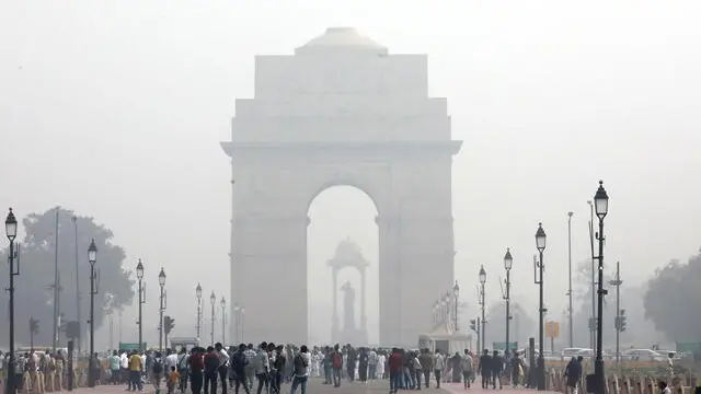 epa11719961 People walk near the India Gate as the city is covered in smog, in New Delhi, India, 14 November 2024. According to the Central Pollution Control Board, the National Capital Region's Air Quality Index (AQI) labels New Delhi in the 'severe' category, and AQI in Delhi's Anand Vihar was recorded at 466 ('severe plus') at 10 am Indian time. EPA/HARISH TYAGI