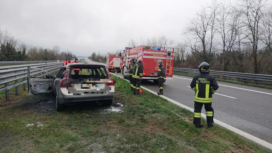 Paura in A21, auto in fiamme e tamponamento