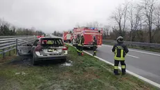 Paura in A21, auto in fiamme e tamponamento