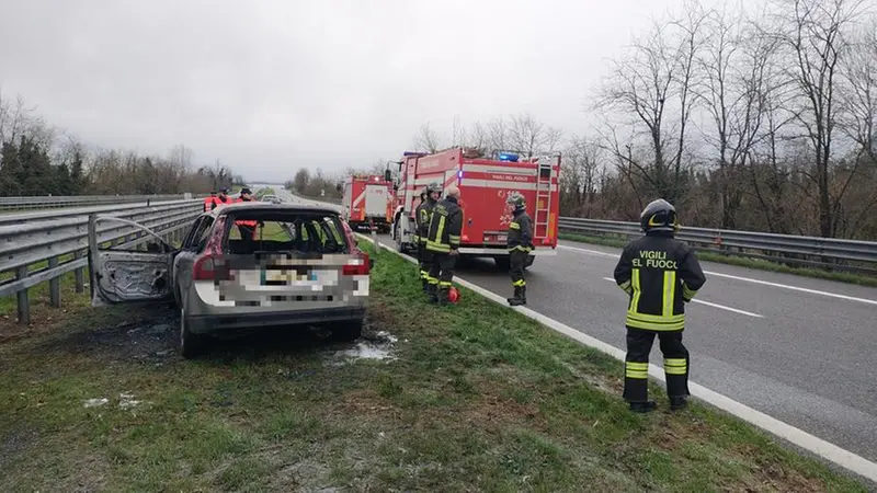 Paura in A21, auto in fiamme e tamponamento