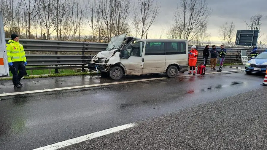 Paura in A21, auto in fiamme e tamponamento