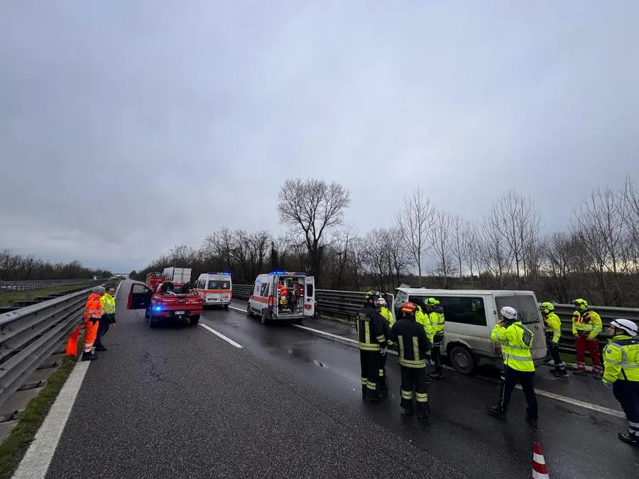 Paura in A21, auto in fiamme e tamponamento