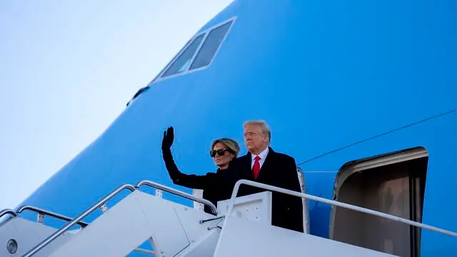 epa08951699 US President Donald J. Trump (R) and US First Lady Melania Trump board Air Force One during a farewell ceremony before Joe Biden is inaugurated as Presdient, at Joint Base Andrews, Maryland, USA, 20 January 2021. Biden won the 03 November 2020 election to become the 46th President of the United States of America. EPA/STEFANI REYNOLDS/ POOL