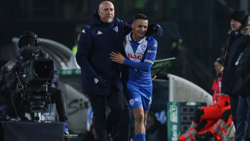 Maran abbraccia D'Andrea: oggi l'ex neroverde potrebbe avere una nuova chance dall'inizio - Foto New Reporter Nicoli © www.giornaledibrescia.it