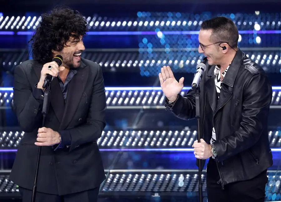 Sanremo 2025, Renga sul palco con i Modà