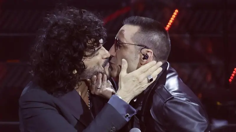 Sanremo 2025, Renga sul palco con i Modà
