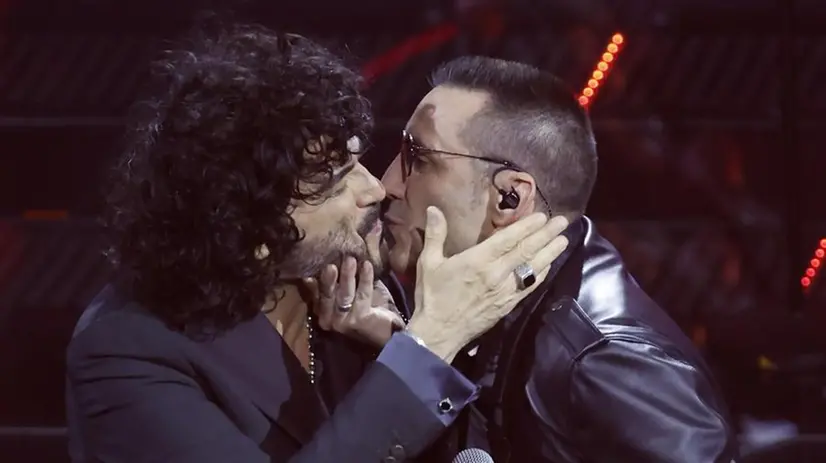 Sanremo 2025, Renga sul palco con i Modà