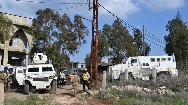 epa11856881 Lebanese and UNIFIL forces are stationed to prevent people from returning to Meiss al-Jabal, Marjayoun District, southern Lebanon, 27 January 2025. According to the Lebanese Ministry of Health, at least one person was killed in the town of Adaissah on 27 January, one day after more than a dozen people were killed when the Israeli army reportedly fired at Lebanese attempting to return to their villages in southern Lebanon. EPA/WAEL HAMZEH